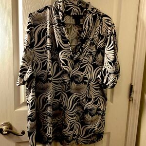 Size 22W/24W Black and white short, short sleeve blouse, low-cut opening